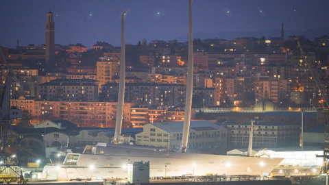 un yate de vela "A" propiedad del oligarca ruso Andrey Melnichenko en Trieste, Italia. El yate de vela “A” es el yate de motor privado asistido por vela más grande del mundo. un yate de vela "A" propiedad del oligarca ruso Andrey Melnichenko en Trieste, Italia. El yate de vela “A” es el yate de motor privado asistido por vela más grande del mundo.