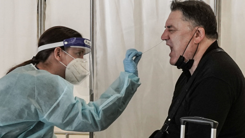 Un hombre se realiza un test en Israel. Un hombre se realiza un test en Israel.