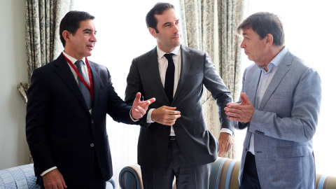 El presidente del BBVA, Carlos Torres Vila, y el ministro de Economía, Carlos Cuerpo, conversan con el rector de la Universidad Internacional Menéndez Pelayo, Carlos Andradas. E.P./Juanma Serrano El presidente del BBVA, Carlos Torres Vila, y el ministro de Economía, Carlos Cuerpo, conversan con el rector de la Universidad Internacional Menéndez Pelayo, Carlos Andradas. E.P./Juanma Serrano