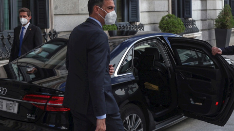 El presidente del Gobierno, Pedro Sánchez, abandona el Congreso de los Diputados este miércoles tras participar en la sesión de control al Gobierno.