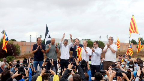 Los excarcelados de Lledoners saludan a los simpatizantes que se han congregado a las puertas del centro penitenciario.