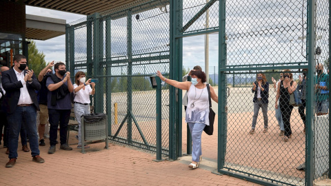 La exconsellera Dolors Bassa a su salida del Centro Penitenciario de Puig de les Basses.