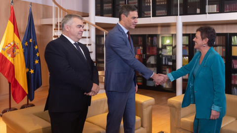 El presidente del Gobierno en funciones, Pedro Sánchez, recibea a la portavoz de EH Bildu en el Congreso de los Diputados, Mertxe Aizpurua