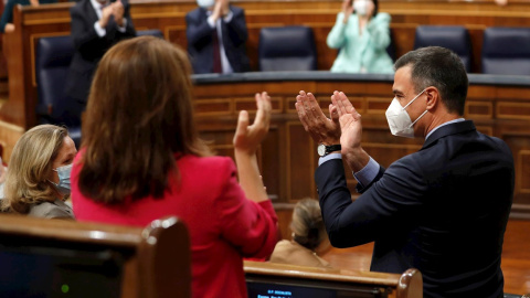El presidente del Ejecutivo, Pedro Sánchez, recibe una ovación de la bancada socialista a su llegada a la sesión de control al Gobierno celebrada este miércoles en el Congreso.
