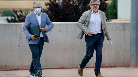 Los abogados de varios de los presos Francesc Homs y Jordi Pina a su llegada este martes al Centro Penitenciario de Lledoners.