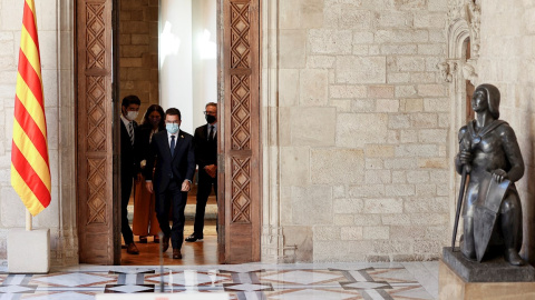 El presidente de la Generalitat, Pere Aragonès, durante la declaración institucional que ha realizado este martes acompañado de todos los consellers del Govern