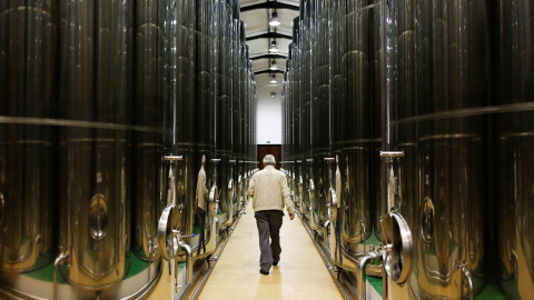Un hombre camina en una bodega en una cooperativa de aceite de oliva en Porcuna (Jaén). REUTERS / Marcelo del Pozo Un hombre camina en una bodega en una cooperativa de aceite de oliva en Porcuna (Jaén). REUTERS / Marcelo del Pozo