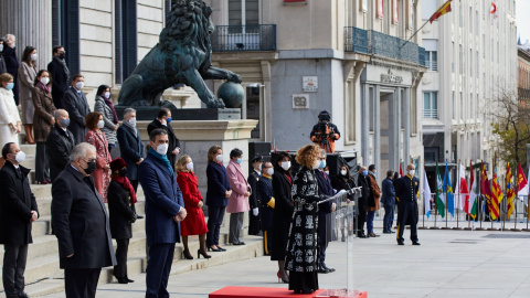 La presidenta del Congreso, Meritxell Batet (2d) pronuncia un discurso en la escalinata de la Puerta de los Leones acompañada del presidente del Gobierno, Pedro Sánchez (3i); de la presidenta del Senado, Pilar Llop (3d), de miembros del Gobierno, de la La presidenta del Congreso, Meritxell Batet (2d) pronuncia un discurso en la escalinata de la Puerta de los Leones acompañada del presidente del Gobierno, Pedro Sánchez (3i); de la presidenta del Senado, Pilar Llop (3d), de miembros del Gobierno, de la