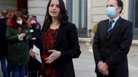 La líder de Ciudadanos, Inés Arrimadas (i) y su portavoz parlamentario, Edmundo Bal (d) hacen declaraciones a los medios a su entrada al Congreso con motivo de la celebración del Día de la Constitución este lunes. La líder de Ciudadanos, Inés Arrimadas (i) y su portavoz parlamentario, Edmundo Bal (d) hacen declaraciones a los medios a su entrada al Congreso con motivo de la celebración del Día de la Constitución este lunes.