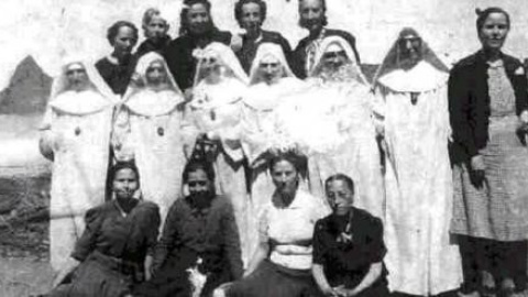 Diez prisioneras con sus "monjas guardianas" Diez prisioneras con sus "monjas guardianas"