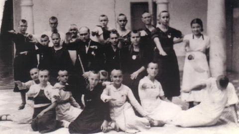 Un grupo de niñas y jovenes rapadas en Montilla ( Córdoba) haciendo el saludo franquista. Un grupo de niñas y jovenes rapadas en Montilla ( Córdoba) haciendo el saludo franquista.