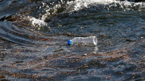 Una botella de plástico flota sobre las olas del mar en un puerto pesquero en Isumi, al este de Japón. REUTERS/Issei Kato Una botella de plástico flota sobre las olas del mar en un puerto pesquero en Isumi, al este de Japón. REUTERS/Issei Kato