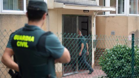 La Guardia Civil inspecciona la casa donde vivía la pareja de Castro Urdiales. / EFE La Guardia Civil inspecciona la casa donde vivía la pareja de Castro Urdiales. / EFE