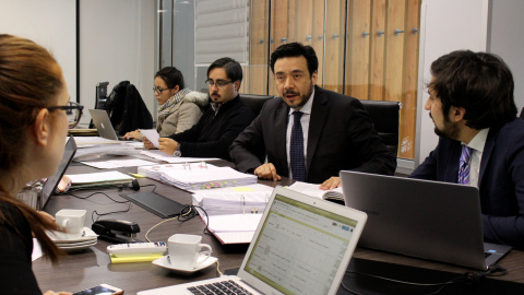 El fiscal chileno Emiliano Arias, que dirige la investigación sobre los casos de abusos sexuales de la Iglesia, con su equipo en la localidad de Rancagua. REUTERS/Esteban Medel El fiscal chileno Emiliano Arias, que dirige la investigación sobre los casos de abusos sexuales de la Iglesia, con su equipo en la localidad de Rancagua. REUTERS/Esteban Medel