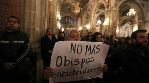 Una mujer sostiene una pancarta que dice 'No más obispos encubridores', durante un oficio religioso oficiado por el cardenal Ricardo Ezzati en la catedral de Santiago de Chile. REUTERS/Ivan Alvarado Una mujer sostiene una pancarta que dice 'No más obispos encubridores', durante un oficio religioso oficiado por el cardenal Ricardo Ezzati en la catedral de Santiago de Chile. REUTERS/Ivan Alvarado