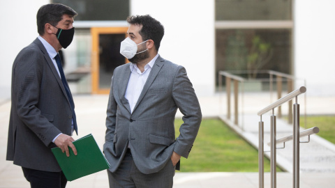 El vicepresidente de la Junta de Andalucía, Juan Marín (i) conversa con el diputado parlamentario de Ciudadanos, Fran Carrillo (d), a su llegada a la sesión de control al gobierno con preguntas al presidente de la Junta en el pleno del Parlamento andal El vicepresidente de la Junta de Andalucía, Juan Marín (i) conversa con el diputado parlamentario de Ciudadanos, Fran Carrillo (d), a su llegada a la sesión de control al gobierno con preguntas al presidente de la Junta en el pleno del Parlamento andal