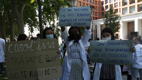 25/05/2021.- Médicos Internos Residentes (MIR) protestan a las puertas del Ministerio de Sanidad en Madrid, este martes. 25/05/2021.- Médicos Internos Residentes (MIR) protestan a las puertas del Ministerio de Sanidad en Madrid, este martes.