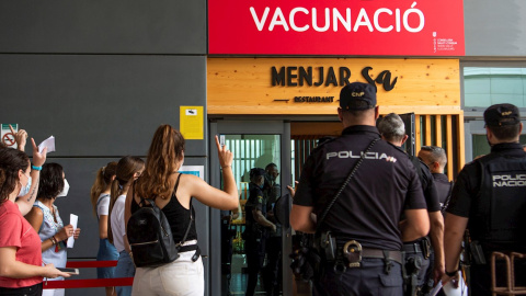 Ciudadanos esperan para recibir la segunda dosis de la vacuna contra la covid-19 en el Hospital Son Espases, en Mallorca. Ciudadanos esperan para recibir la segunda dosis de la vacuna contra la covid-19 en el Hospital Son Espases, en Mallorca.