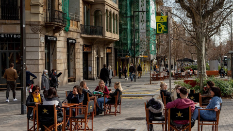 Aspecto de una terraza de un bar en el centro de Barcelona este viernes. Aspecto de una terraza de un bar en el centro de Barcelona este viernes.