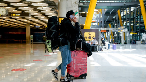 Un chico con el equipaje en la T4 del aeropuerto Adolfo Suárez, Madrid-Barajas durante el primer día laboral tras el estado de alarma, a 10 de mayo de 2021. Un chico con el equipaje en la T4 del aeropuerto Adolfo Suárez, Madrid-Barajas durante el primer día laboral tras el estado de alarma, a 10 de mayo de 2021.