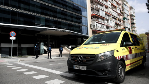 Vehículos de intervención sanitaria del SUMMA a las puertas de el Gran Hotel Colón, en una imagen de archivo en 19 de marzo de 2020. Vehículos de intervención sanitaria del SUMMA a las puertas de el Gran Hotel Colón, en una imagen de archivo en 19 de marzo de 2020.