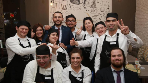 Foto de grupo de todos los trabajadores de la cafetería. - FACEBOOK DE AGONIST