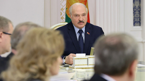 El presidente bielorruso, Aleksandr Lukashenko, preside una reunión con el grupo de trabajo que está redactando una nueva versión de la Constitución en Bielorrusia. El presidente bielorruso, Aleksandr Lukashenko, preside una reunión con el grupo de trabajo que está redactando una nueva versión de la Constitución en Bielorrusia.