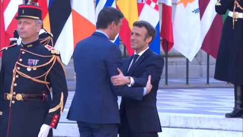 Efusivo recibimiento de Macron a Sánchez a su llegada a la cumbre de jefes de Gobierno de la UE Efusivo recibimiento de Macron a Sánchez a su llegada a la cumbre de jefes de Gobierno de la UE