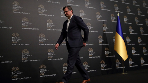 El canciller ucraniano Kuleba deja la rueda de prensa en Antalya. El canciller ucraniano Kuleba deja la rueda de prensa en Antalya.