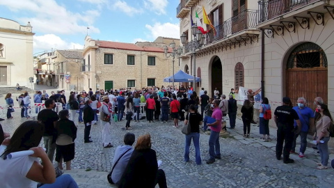 13/12/2021 Los vecinos del pueblo siciliano Palazzo Adriano hacen cola para vacunarse en la plaza central. 13/12/2021 Los vecinos del pueblo siciliano Palazzo Adriano hacen cola para vacunarse en la plaza central.