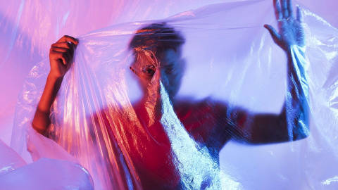 Hombre tras una lámina de plástico (Archivo) Hombre tras una lámina de plástico (Archivo)