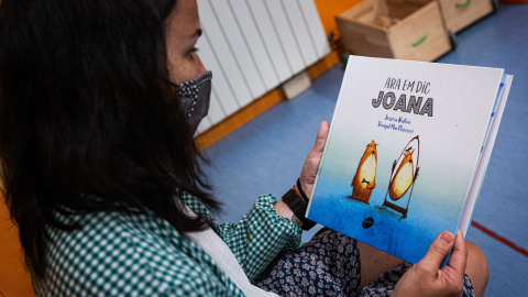 La professora explica a classe de l'escola Sant Felip Neri un conte protagonitzat per un osset trans. La professora explica a classe de l'escola Sant Felip Neri un conte protagonitzat per un osset trans.