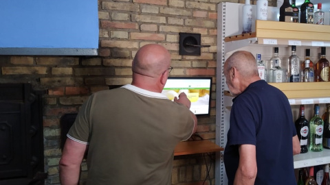 Archivo. Dos hombres haciendo un pedido online en la tienda física del proyecto REDOnsella. Archivo. Dos hombres haciendo un pedido online en la tienda física del proyecto REDOnsella.