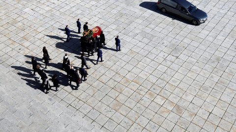 24/10/2019 - Los familiares de Franco portan el féretro con los restos del dictador. / REUTERS 24/10/2019 - Los familiares de Franco portan el féretro con los restos del dictador. / REUTERS