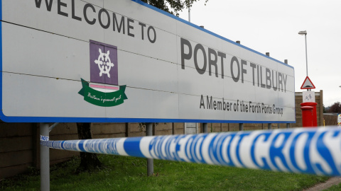25/10/2019 - Una cinta policial en la entrada del puerto de Tilbury donde las autoridades retienen los cuerpos de los migrantes, luego de su descubrimiento en un camión en Essex. REUTERS / Peter Nicholls 25/10/2019 - Una cinta policial en la entrada del puerto de Tilbury donde las autoridades retienen los cuerpos de los migrantes, luego de su descubrimiento en un camión en Essex. REUTERS / Peter Nicholls