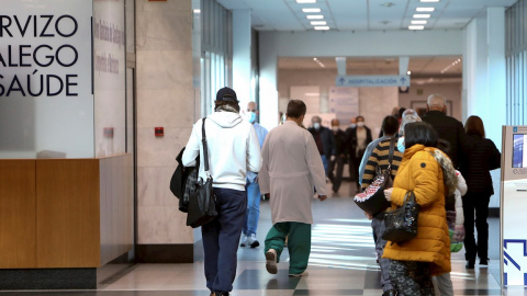 Interior del hospital Clínico de Santiago de Compostela, donde la dirección ha convocado a 300 especialistas en formación MIR a una PCR por causa de 11 contagios de covid relacionados con una cena reciente. Interior del hospital Clínico de Santiago de Compostela, donde la dirección ha convocado a 300 especialistas en formación MIR a una PCR por causa de 11 contagios de covid relacionados con una cena reciente.