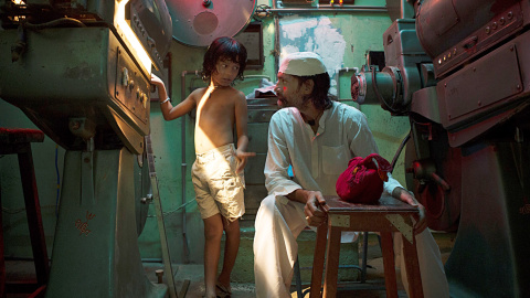 16/03/2022. El niño protagonista Bhavin Rabari, en una secuencia con el proyeccionista del cine.