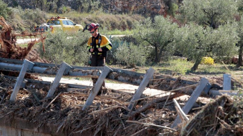 25/10/2019.- Técnicos forestales realizan tareas de búsqueda en el rio Francolí, Vilaverd (Tarragona), donde desaparecieron una madre y su hijo que vivían en un bungaló, arrancado por el agua en las riadas de esta semana. EFE/ Jaume Sellart 25/10/2019.- Técnicos forestales realizan tareas de búsqueda en el rio Francolí, Vilaverd (Tarragona), donde desaparecieron una madre y su hijo que vivían en un bungaló, arrancado por el agua en las riadas de esta semana. EFE/ Jaume Sellart