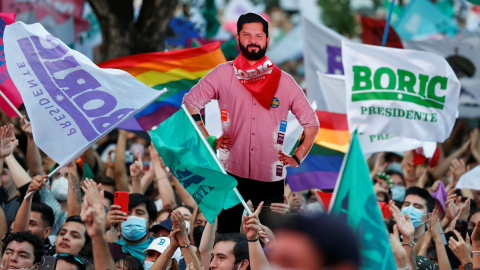 Asistentes al acto de fin de campaña de Boric ondeando banderas. Asistentes al acto de fin de campaña de Boric ondeando banderas.