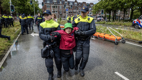 La activista Greta Thunberg es detenida en una protesta climática en La Haya. La activista Greta Thunberg es detenida en una protesta climática en La Haya.