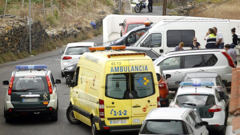 Agentes de la Policía Judicial de la Guardia Civil investigan el suceso en el que un hombre que ha aparecido muerto junto a su mujer y sus dos hijos de corta edad en su casa de La Orotava/EFE/Cristóbal García Agentes de la Policía Judicial de la Guardia Civil investigan el suceso en el que un hombre que ha aparecido muerto junto a su mujer y sus dos hijos de corta edad en su casa de La Orotava/EFE/Cristóbal García