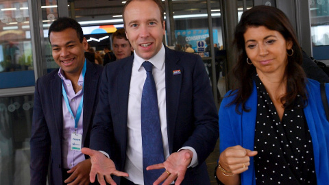 El ministro de Sanidad de Gran Bretaña, Matt Hancock, y su asistente Gina Coladangelo, en la Conferencia del Partido Conservador en Manchester, Gran Bretaña, el 29 de septiembre de 2019. El ministro de Sanidad de Gran Bretaña, Matt Hancock, y su asistente Gina Coladangelo, en la Conferencia del Partido Conservador en Manchester, Gran Bretaña, el 29 de septiembre de 2019.