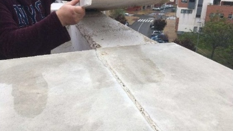 Imatge dels desperfectes causats per la manca de manteniment al bloc de Castelló propietat del fons Témpore Properties.