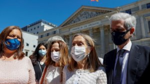 El PP se queda solo con Vox al desmarcarse por primera vez del homenaje institucional a las víctimas del terrorismo El PP se queda solo con Vox al desmarcarse por primera vez del homenaje institucional a las víctimas del terrorismo