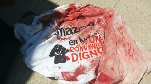 Una camiseta manchada de sangre tras las cargas policiales durante la segunda jornada de huelga en el almacén de Amazon en San Fernando de Henares.- CGT Una camiseta manchada de sangre tras las cargas policiales durante la segunda jornada de huelga en el almacén de Amazon en San Fernando de Henares.- CGT