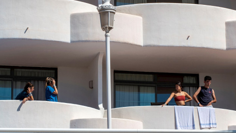 Vista de los balcones del Palma Bellver, el hotel covid donde se alojan algunos de los estudiantes que visitaron Mallorca en un viaje de estudios y que tienen que guardar cuarentena. - EFE Vista de los balcones del Palma Bellver, el hotel covid donde se alojan algunos de los estudiantes que visitaron Mallorca en un viaje de estudios y que tienen que guardar cuarentena. - EFE