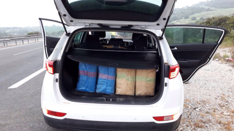 Fardos de hachís en un coche incautado a narcotraficantes. Fardos de hachís en un coche incautado a narcotraficantes.