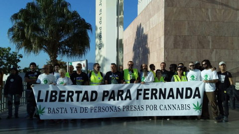Concentración de apoyo a la veterana activista por la regularización del cannabis Fernanda de la Figuera, en la Ciudad de la Justicia de Málaga. Concentración de apoyo a la veterana activista por la regularización del cannabis Fernanda de la Figuera, en la Ciudad de la Justicia de Málaga.