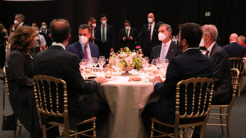 Imatge de la taula presidencial del sopar inaugural del MWC 2021 amb el rei Felip VI, els presidents Pedro Sánchez i Pere Aragonès, i l'alcaldessa de Barcelona, Ada Colau. Imatge de la taula presidencial del sopar inaugural del MWC 2021 amb el rei Felip VI, els presidents Pedro Sánchez i Pere Aragonès, i l'alcaldessa de Barcelona, Ada Colau.