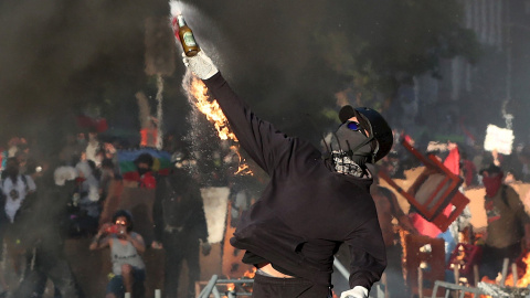 28/10/2019.- Un manifestante participa en una protesta, por décimo día consecutivo, contra el Gobierno de Sebastián Piñera en Santiago (Chile).